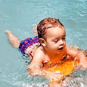 Filho de Mariana Bridi, Valentin se divertiu com sua primeira aula de natação