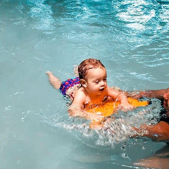 Filho de Mariana Bridi, Valentin se divertiu com sua primeira aula de natação