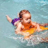 Mariana Bridi se encanta com 1ª aula de natação do filho, Valentim: 'Arrasou!'