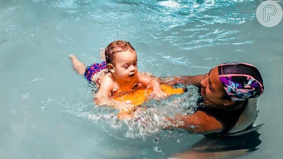 Mariana Bridi se encantou com primeira aula de natação do filho, Valentim, de 1 ano, nesta terça-feira, 22 de outubro de 2019