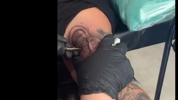 Bruno Gagliasso compartilhou o momento no qual tatuava o rosto do filho, Bless, no braço
