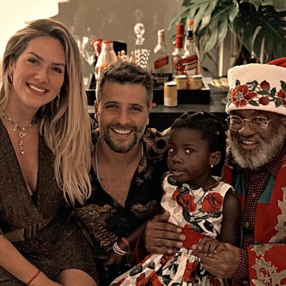 Giovanna Ewbank e Bruno Gagliasso já falam de racismo com a filha, Títi, de uma maneira lúdica: 'Nós nos importamos em estar sempre mostrando a ela autores, protagonistas de histórias infantis e referências de artistas negros para que ela cresça e se inspire neles'