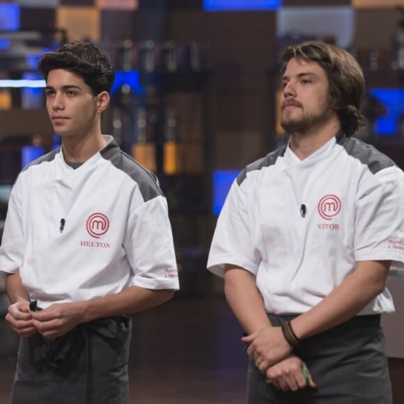 Em 'MasterChef - A Revanche', Helton Oliveira perdeu prova em grupo e enfrentou Vitor Bourguignon na eliminação