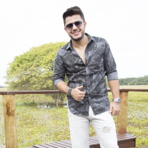 Cristiano Araújo é sempre lembrado pelo irmão Felipe Araújo em shows do cantor