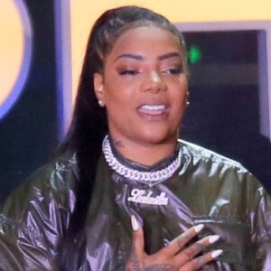 Ludmilla não aguenta emoção ao ser eleita 'Cantora do Ano' no Prêmio Multishow 2019