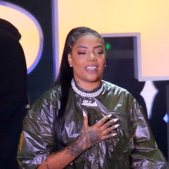 Ludmilla não aguenta emoção ao ser eleita 'Cantora do Ano' no Prêmio Multishow 2019