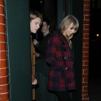 Taylor Swift, solteira desde Harry Styles, deixa bar na companhia de um cantor
