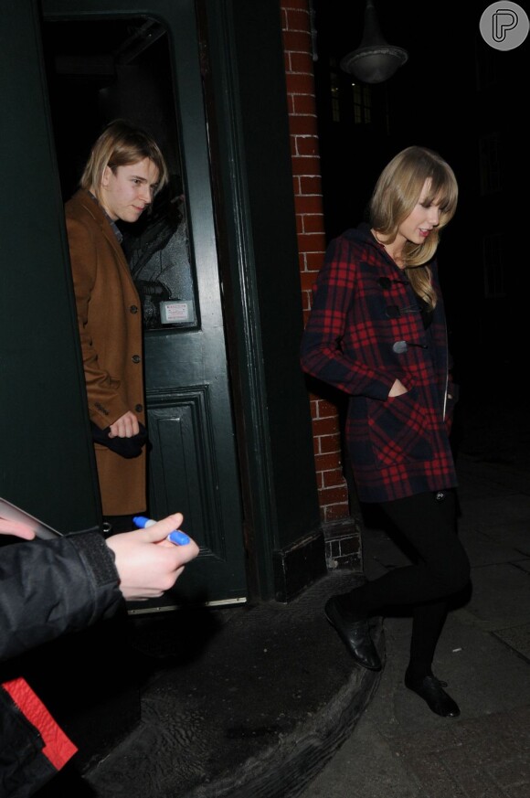 Tom Odell sai de pub logo atrás de Taylor Swift