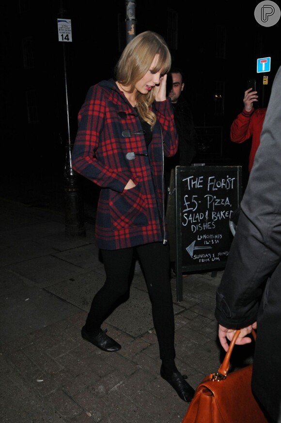 Taylor Swift sai de bar londrino com seguranças