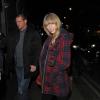 Taylor Swift sorri para fotógrafos