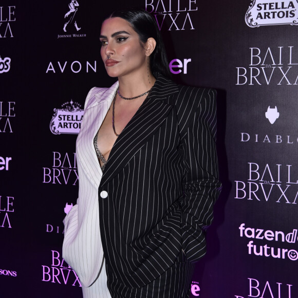 Cleo apostou em terno bicolor da marca Mayara Bozzato