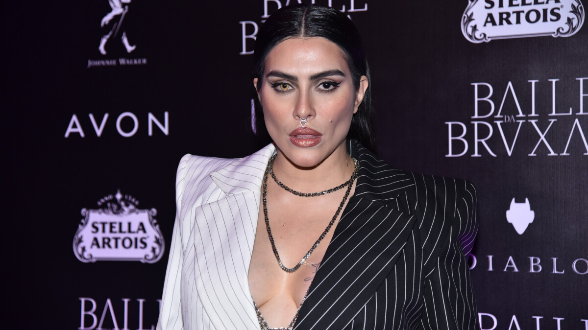 P&B e ombros estruturados: Cleo usa alfaiataria moderna em fantasia de  baile - Purepeople