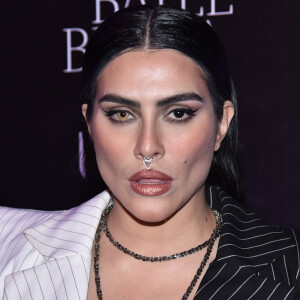 Cleo aposta em terno de alfaiataria bicolor e com ombreira estruturadas para o Baile da Bruxa