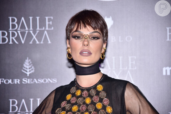Joia de nariz: a atriz Isis Valverde usou um nose cuff no 'Baile da Bruxa'