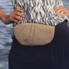 Bolsa de mão: modelo pequeno pode ser usado na cintura como uma pochete para o verão