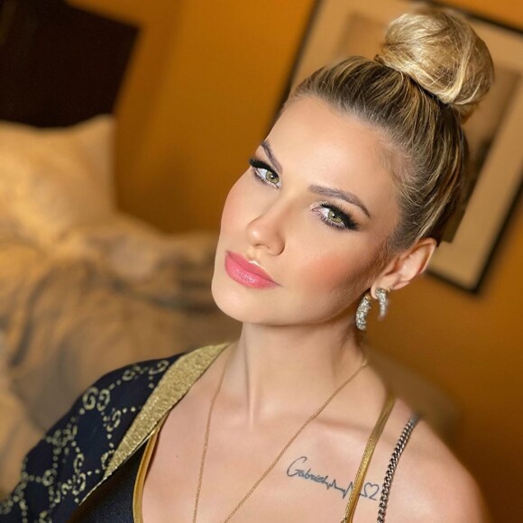 Andressa Suita apostou em um look em tons de dourado, prateado e preto