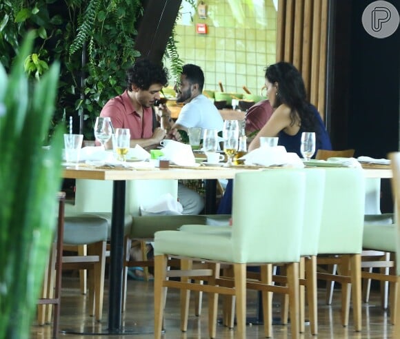 Débora Nascimento e o namorado, Luiz Perez, almoçam em shopping do Rio