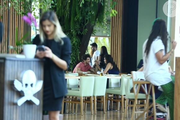 Débora Nascimento e Luiz Perez trocaram carinhos em mesa de restaurante