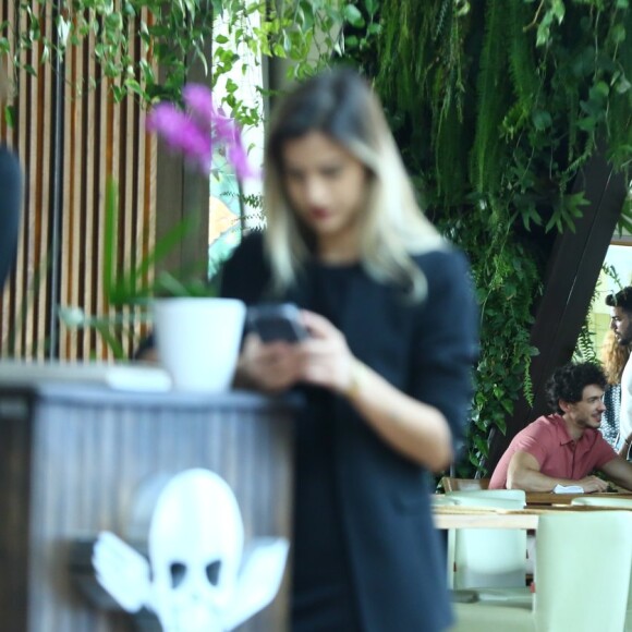 Débora Nascimento e Luiz Perez trocaram carinhos em mesa de restaurante