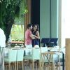 Débora Nascimento e o namorado, Luiz Perez, se abraçam em restaurante