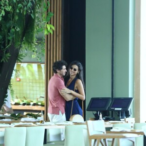 Débora Nascimento e o namorado, Luiz Perez, se abraçam em restaurante