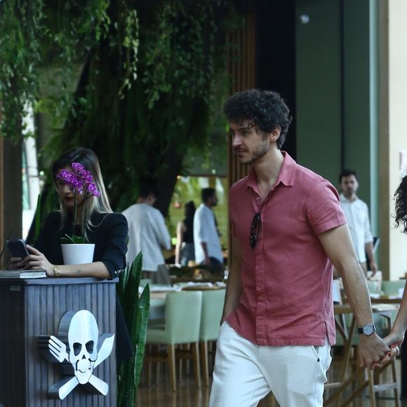 Débora Nascimento e o namorado, Luiz Perez, almoçaram no restaurante Capim Santo