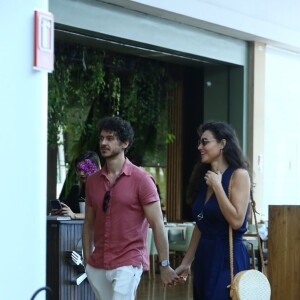 Débora Nascimento e o namorado, Luiz Perez, são fotografados de mãos dadas em passeio