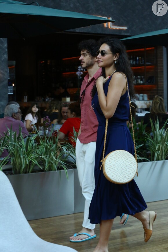 Débora Nascimento e o namorado, Luiz Perez, são flagrados juntos em shopping