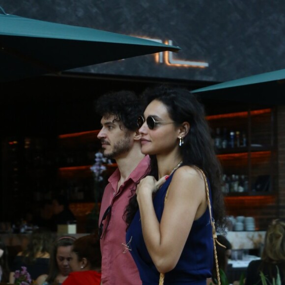 Débora Nascimento e o namorado, Luiz Perez, são flagrados juntos em shopping