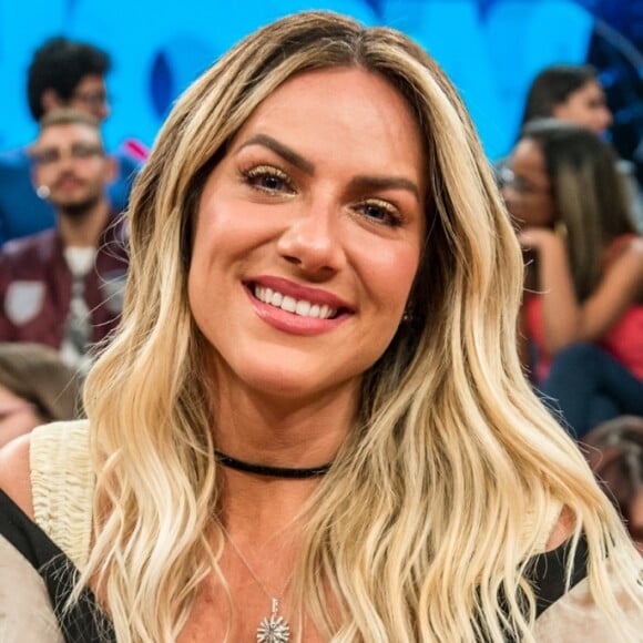 Giovanna Ewbank chorou ao recordar conversa que teve com a filha, Títi, sobre adoção