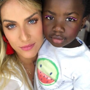 Giovanna Ewbank é mãe de Títi, de 6 anos, uma pequena fashionista