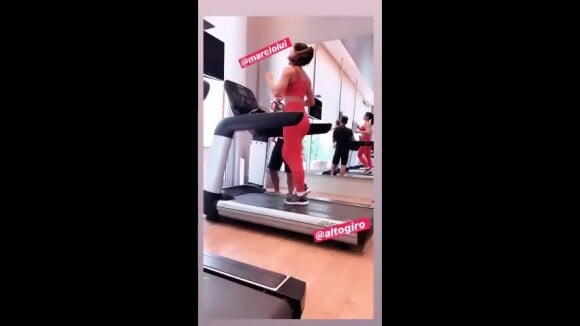 Sabrina Sato faz exercícios na academia usando peso da filha, Zoe, de 11 meses.