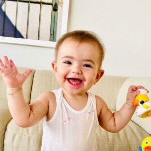 Zoe, de 11 meses, se diverte ao fazer exercício na companhia da mãe, Sabrina Sato