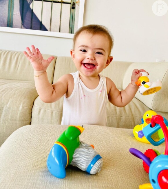 Zoe, de 11 meses, se diverte ao fazer exercício na companhia da mãe, Sabrina Sato