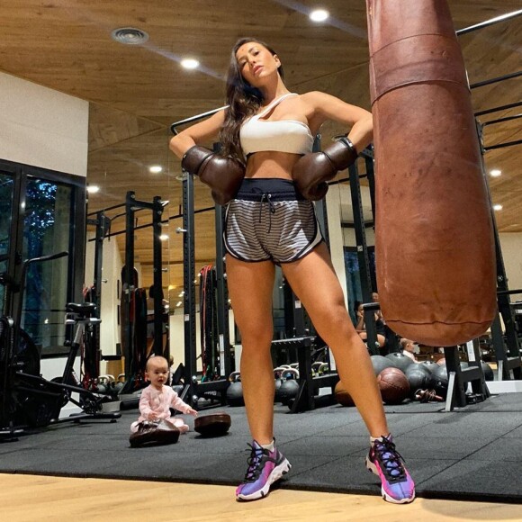 Zoe, filha de Sabrina Sato, faz companhia à mãe durante os treinos na academia