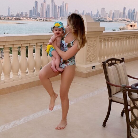 Thaeme Mariôto deixou o corpo à mostra em foto de maiô