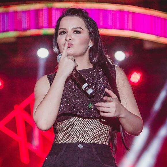 Fã pediu para ganhar beijo de Maraisa, da dupla com Maiara, durante show