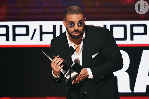 Em 'Ela É do Tipo', Drake inicia música de forma suave, em inglês, e surpreende os ouvintes com refrão em português, se arriscando a cantar o trecho 'Vai, rebola pro pai, vai novinha, vai'