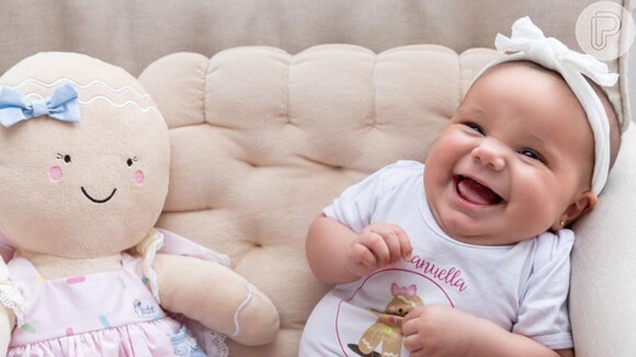 Filha caçula de Ticiane Pinheiro, Manuella apareceu sorridente ao receber a visita de Fabiana Justus e suas filhas, Sienna e Chiara, de 8 meses