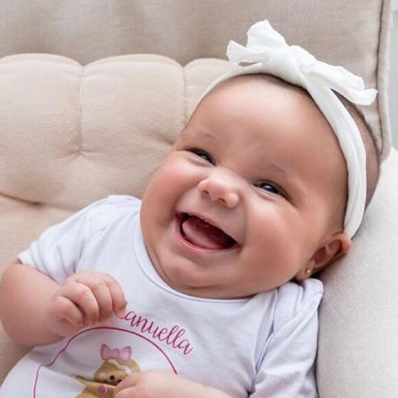 Filha caçula de Ticiane Pinheiro, Manuella apareceu sorridente ao receber a visita de Fabiana Justus e suas filhas, Sienna e Chiara, de 8 meses