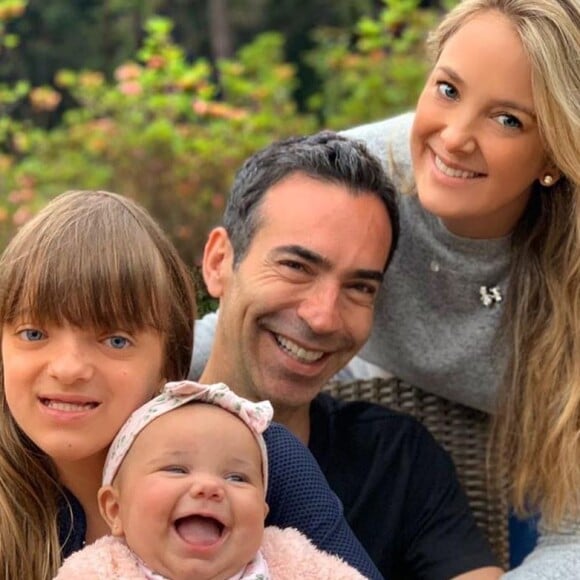 Filha de Ticiane Pinheiro e César Tralli, Manuella, de quase 4 meses, não economiza nos sorrisos em fotos