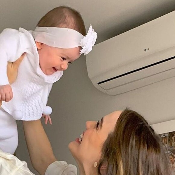 Thaeme Mariôto arrancou gargalhada da filha, Liz, de 6 meses, ao ver a menina tentando ficar em pé: 'O que você está fazendo, menina?'