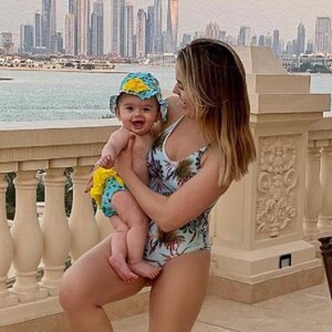 Thaeme Mariôto e a filha, Liz, de 6 meses, voltaram de recente viagem por Dubai