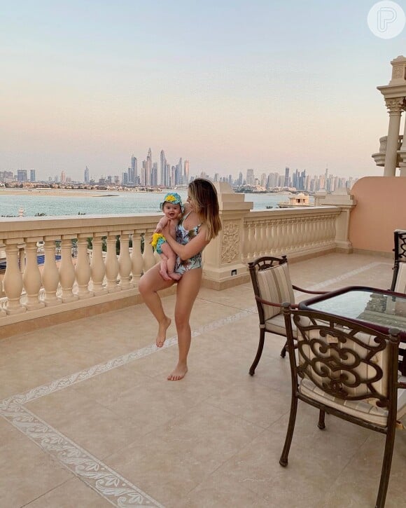 Thaeme Mariôto e a filha, Liz, de 6 meses, voltaram de recente viagem por Dubai