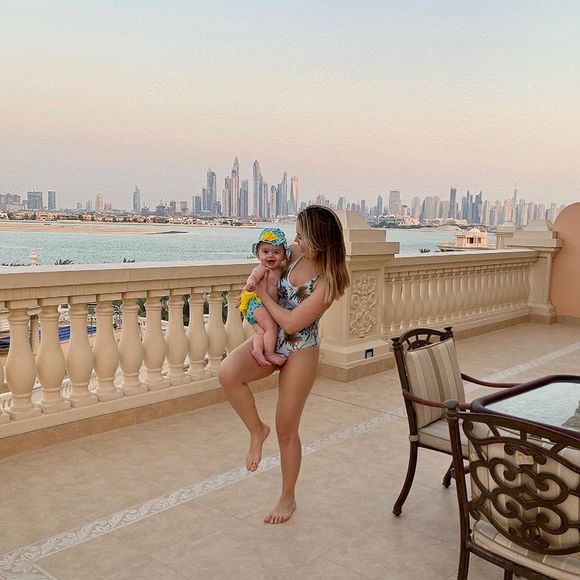 Thaeme Mariôto e a filha, Liz, de 6 meses, voltaram de recente viagem por Dubai