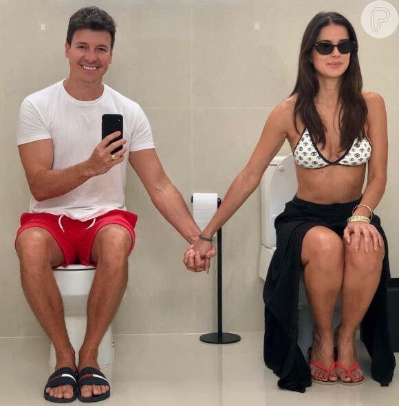 Rodrigo Faro e Vera Viel têm um banheiro com dois vasos sanitários lado a lado