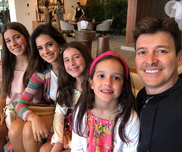 Rodrigo Faro apareceu em um vídeo dançando na piscina com a filha Maria