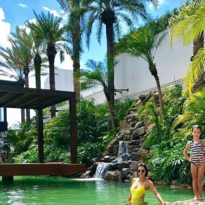 A piscina oficial da mansão de Rodrigo Faro chama atenção pela exuberância