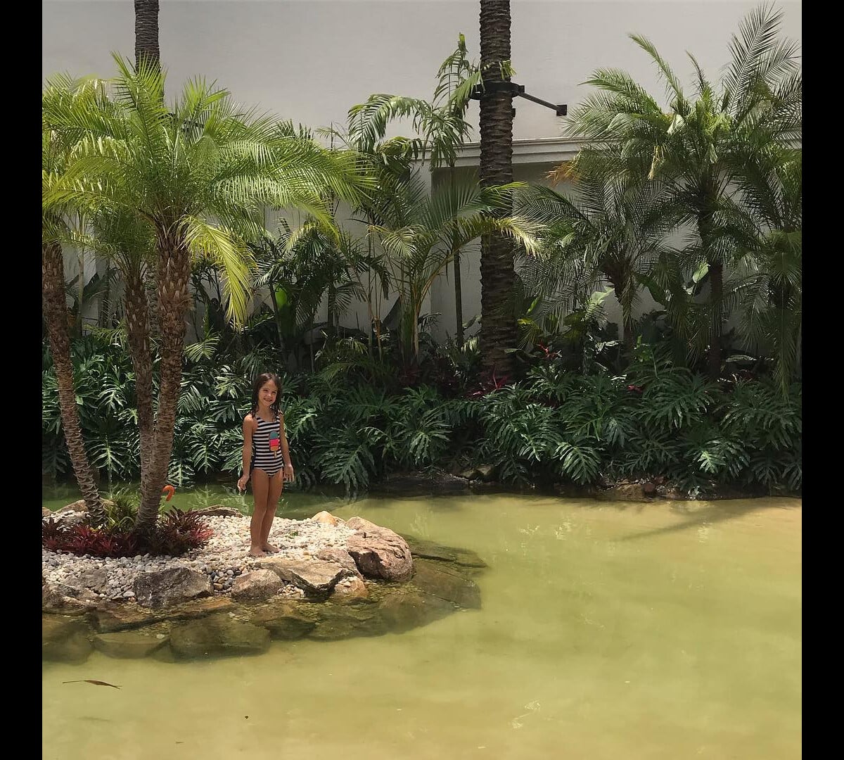 Rodroigo Foto: A piscina da mansão de Rodrigo Faro tem ilhas, cascata e vidro ...