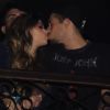 Zé Felipe trocou beijos com namorada, Isabella Arantes, após show nesta segunda-feira, 11 de novembro de 2019